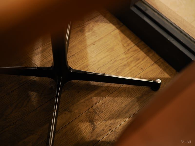 レストランの足元